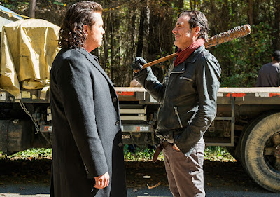 Eugene Porter (Josh McDermitt) e Negan (Jeffrey Dean Morgan) nell'episodio 16