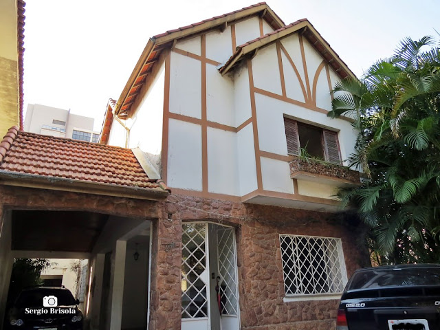 Vista ampla de uma Casa estilo Tudor na Avenida Senador Casemiro da Rocha - Mirandópolis - São Paulo