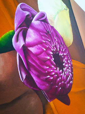 Detalle de flores en mano