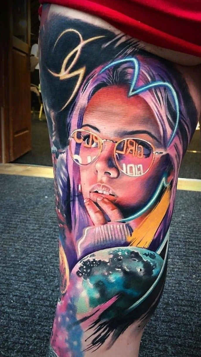 Imagen de un tatuaje de mujer con gafas