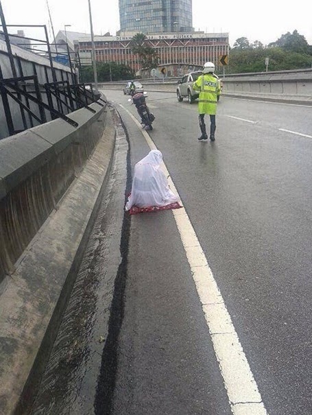 Gambar Wanita Solat Di Atas Jalan