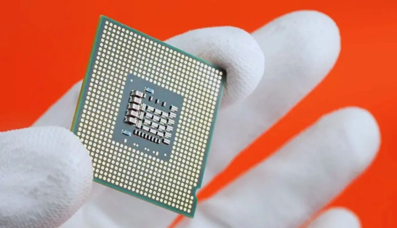 Chips customizados prometem revolucionar o desenvolvimento de IA, otimizando performance e reduzindo custos. (Imagem: Reprodução/Canva)