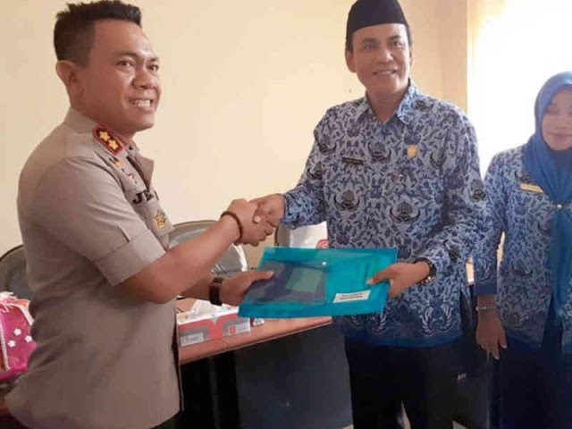 DKP Kota Kendari Serahkan Kapal Bantuan ke Koperasi Nelayan.