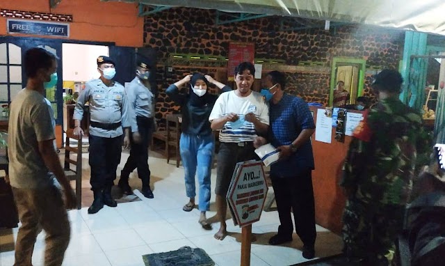 Koramil 04/Tawangsari Bersama Polsek Tawangsari Lakukan Himbauan 5M Ditempat Nongkrong 