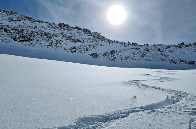 Neve polverosa su uno strato superficiale duro: bella sciata! (Foto: Herbert Thaler, 25.04.2023)