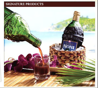  Tahitian Noni Juice Kata “Juice” menunjukkan TNJ hanya sebatas minuman biasa sebagaimana jus buah lainnya, meskipun terbukti dan teruji telah menolong jutaan pasien di lebih dari 80 negara memperbaiki dan meningkatkan kesehatan mereka. Sedangkan kata “bioactive beverage” lebih tepat menampilkan kandungan hakiki dalam minuman TNBB yang betul-betul diyakini bermanfaat secara kesehatan, dan bukan lagi sekedar jus buah sebagaimana nama sebelumnya. Hal ini didasari hasil penelitian terbaru pada 2010 oleh Divisi Riset dan Pengembangan Tahitian Noni International(TNI) bahwa kandungan TNBB yang menjadi inti/kunci manfaat kesehatannya adalah apa yang dikenal di dunia kesehatan sebagai IRIDOID. Iridoid adalah zat bioaktif (aktif secara biologis) yang sangat luas dan dalam manfaatnya bagi kesehatan manusia dan sangat sesuai dengan proses-proses biologis dalam tubuh kita, bahkan sampai ke tingkat terkecil yakni reaksi-reaksi biomolekuler di dalam sel-sel. Fungsi Iridoid ternyata adalah sebagai katalisator bagi reaksi-reaksi biokimia di dalam sel, baik sel yang sedang sakit bahkan sekarat, maupun sel-sel sehat. Fungsi atau peran katalisator ini dapat diistilahkan sebagai adaptogen bagi sel-sel. Hasil kerja adaptogen iridoid adalah terbangkitkannya kembali kemampuan sel-sel untuk memperbaiki dirinya sendiri, menyehatkan diri sendiri, menyemangati diri, membangkitkan gairah hidup, dan membelah diri secara sehat, sesuai fitrahnya. Tentunya fungsi ini sekaligus dibantu oleh zat-zat bioaktif lainnya di dalam TNBB yang berjumlah 200an macam. Dengan kata lain kandungan nutrisi TNBB begitu banyak dan lengkap, dan masih terus diteliti, tanpa henti, sebagai wujud komitmen perusahaannya terhadap tanaman noni dari Tahiti, demi manfaatnya bagi seluruh manusia di bumi kita. Tahitian Noni Bioactive Beverage mengandung 89% Sari buah murni noni (Morinda Citrifolia) ditambah dengan 11% Anggur dan Blueberry. Tahitian Noni ® Bioactive Beverage tidak menggunakan bahan pengawet dan zat kimia yang diproses dengan menggunakan teknologi terbaik dibidangnya. Mengandung 230 senyawa yang sangat bermanfaat bagi kesehatan, 157 senyawa adalah Micro Nutrisi Essensial (Super Nutrisi) antara lain sebelas (11) vitamin, sebelas (11) mineral, tujuh belas (17) asam amino, yang terpenting diantaranya adalah : Kandungan Keterangan Vitamin A1*, B1, B6, B12, C*, E*, Dll Mineral Magnesium, Calsium, Phosphor, Besi, Selenium, Seng, Kalium, Natrium Asam Amino Pencegahan degenerasi sel, diantaranya : Arginine, Cystin, Glycine, dll Nitric Oxide Sebagai Neuro Transmitter yaitu untuk meningkatkan sinyal inter dan intra celuler (NOBEL 1998) Dammnacanthal Anti Kanker dan Anti Biotik alami Alizarin Pemutus hubungan pembuluh darah ke tumor Terpenoid Anti Mikroba: Eugenol – anti kankerAsam Ursolic: Anti Kanker (Leukimia) Anti Mikroba (AIDS), Anti Inflamasi, Anti Histamin, Anti Alergi Glycoside Perawat Jantung, Flavonol Glycoside Scopoletin Menurunkan tekanan darah, Anti Bakteri, Pneumonia, Anti Alergi Proxeronine Sangat vital bagi penyehatan sel, Anti Mikroba/ Anti Inflamasi/ Anti Oksidan/ Anti kanker Anggur OPC, EGCg, Resveratol, Pterostilbene, AntiKolestrol) dan Anti Oksidan Polysaccharida Anti Mikroba, Anti Kanker, dll Blueberry Anti Oksidan EGCg, Anti Kolestrol 