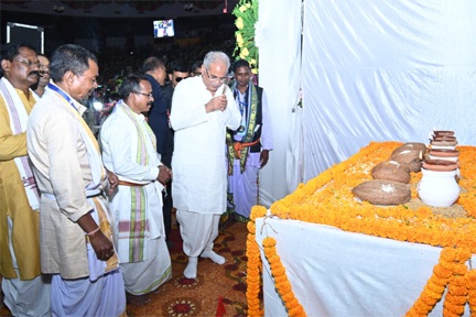 मुख्यमंत्री श्री भूपेश बघेल राजधानी रायपुर स्थित सरदार बलबीर सिंह जुनेजा इंडोर स्टेडियम में आयोजित राष्ट्रीय भोजली महोत्सव 2023 में हो रहे हैं शामिल