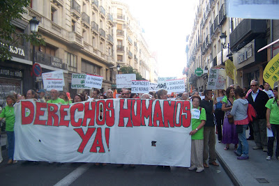 cabecera de la marcha con le lema derechos humanos¡Ya!