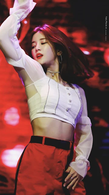 Park Chorong used to carry a little bit of extra weight, but with her diet plan and exercises, she successfully got her weight down and obtained a slim body shape.