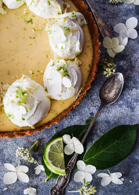 Tarta de lima con coco y chocolate blanco