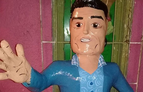 Venden  piñata de Eduardo Yáñez dando cachetadón