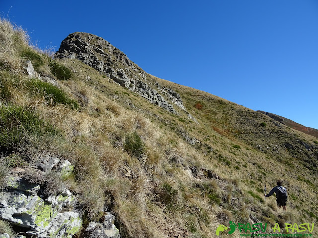 Ruta al Cornón por el Valle los Cereizales: subiendo al Cornín