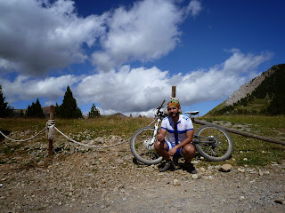 Entrenamiento cruzado Trail running. Bicicleta de montaña