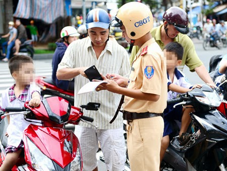 Đội mũ bảo hiểm rởm không đạt chuẩn có bị phạt tiền ?