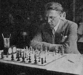 Victor Kahn frente al tablero de ajedrez