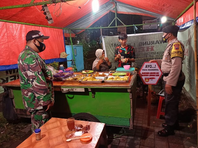  Anggota Koramil 09/Grogol Bersama Polsek Grogol Melaksanakan Patroli dan Himbauan 5M di malam hari Cegah Penyebaran Covid-19