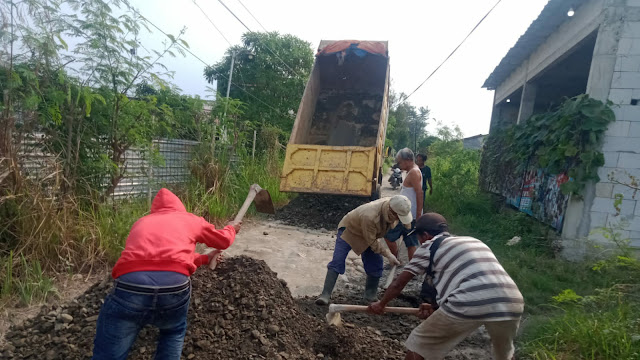 Pesantren Perbaiki Jalan Desa yang Rusak: Wujud Kepedulian Kepada Masyarakat Sekitar 