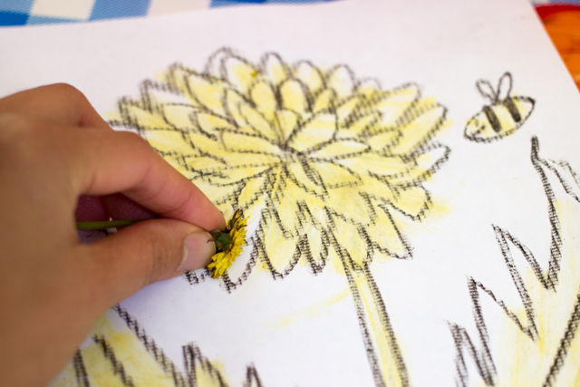 How to "paint" with dandelions- this fun activity is perfect for spring and summer!