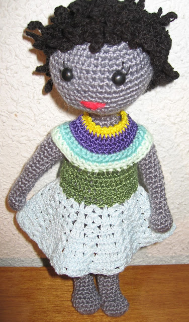 muñeca amigurumi negra