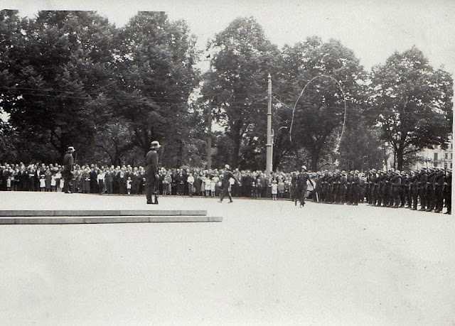 Весна-лето 1940 года. Рига. На площади возле монумента Свободы