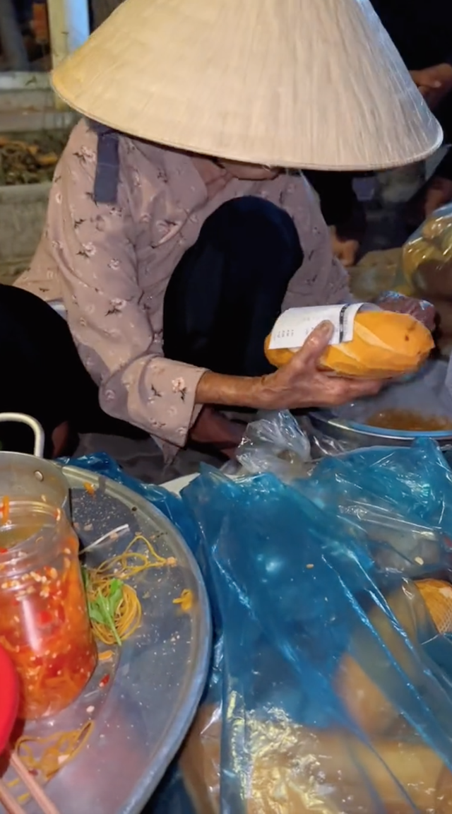Hàng bánh mì rẻ nhất Việt Nam: 5k/ổ đầy <a href=
