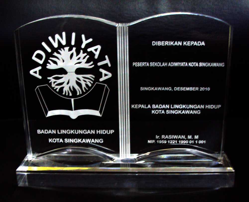  piala  dan plakat  Plakat 