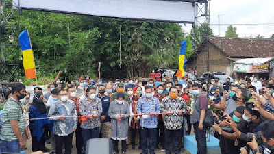 Resmikan Jalan Bakti SMSI, Bunda Risma Tertarik Program Kemanusiaan SMSI