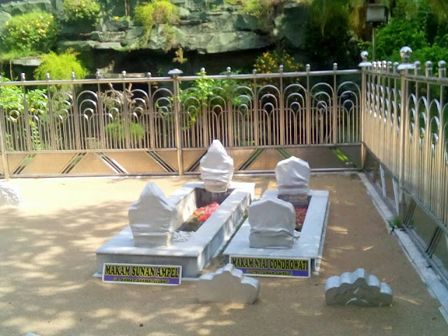 Makam Sunan Ampel dan Istrinya