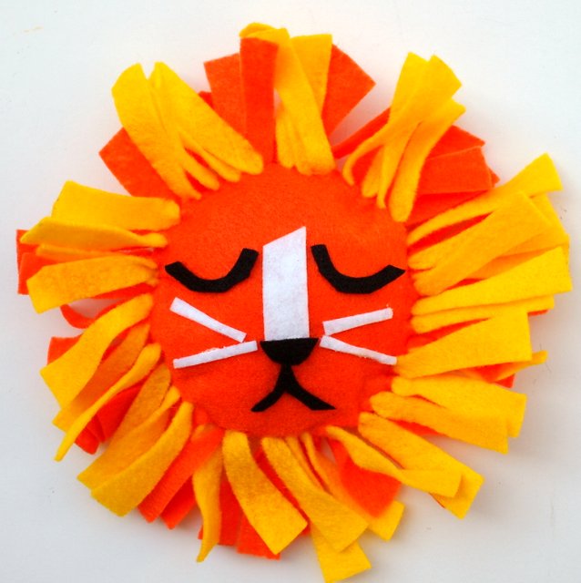 no-sew felt lion tie pillow for kids