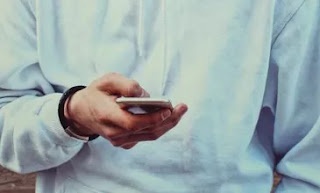 Hukum Melihat Aurat Sesama Jenis Lewat HP