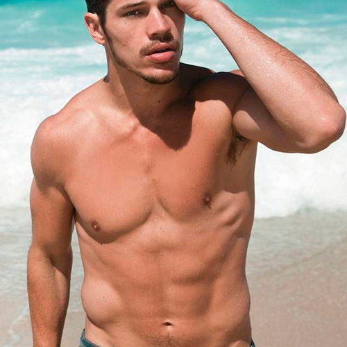 José Loreto sensualizando sem camisa na praia