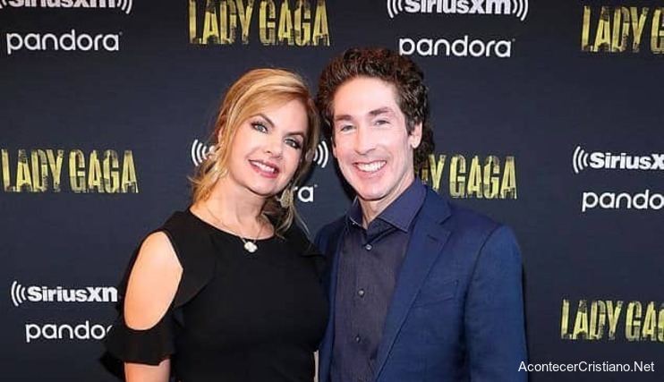 Joel Osteen y esposa en concierto del orgullo gay 