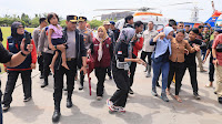 Saat Salurkan Bantuan Via Udara Di Luwu, Kapolda Sulsel Berhasil Evakuasi Ibu Hamil 9 Bulan