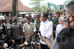 Usai Terima Vaksin Booster, Jokowi Langsung Tinjau Lokasi Gempa Cianjur 
