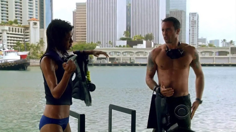 Alex O'Loughlin Shirtless on Hawaii Five-0 s1e10