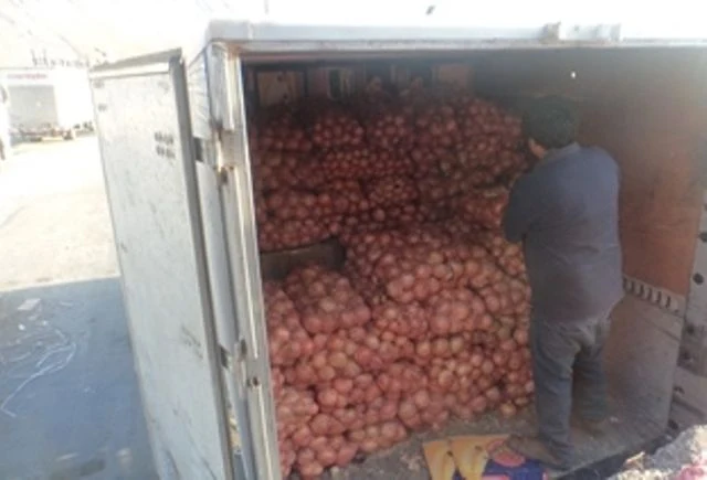 Millonario contrabando de cigarrillos entre sacos de cebollas, tomates y ajos