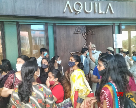 Video: Saree Controversy वाला Aquila Restaurant क्यों हुआ बंद?