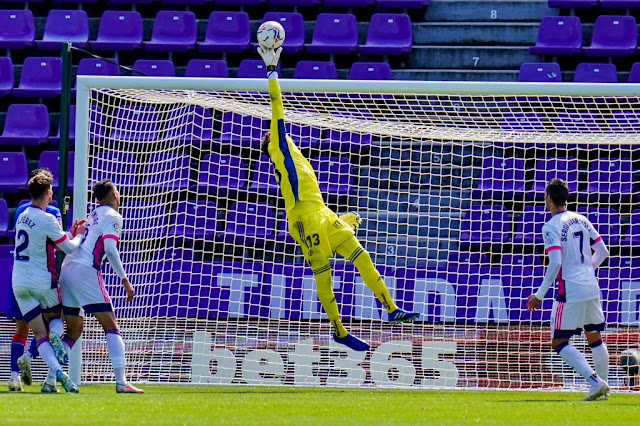 Roberto desvía a corner en presencia de Marcos André, Luis Pérez y Sergi Guardiola. REAL VALLADOLID C. F. 1 S. D. EIBAR 2. 03/10/2020. Campeonato de Liga de 1ª División, jornada 5. Valladolid, estadio José Zorrilla.