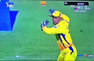 MS DHONI THROWING BALL