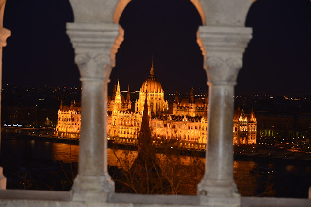 PARLAMENTO-BUDAPEST-DI-NOTTE