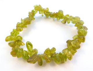 http://www.kcavintagegems.uk/peridot-green-gemstone-chip-bracelet-5775-p.asp