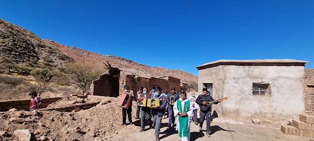 Eindrücke vom Gottesdienst in Chuqui Bolivien