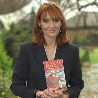 J.K. Rowling relembra emoção que teve ao ver 'Pedra Filosofal' pela primeira vez em uma livraria | Ordem da Fênix Brasileira