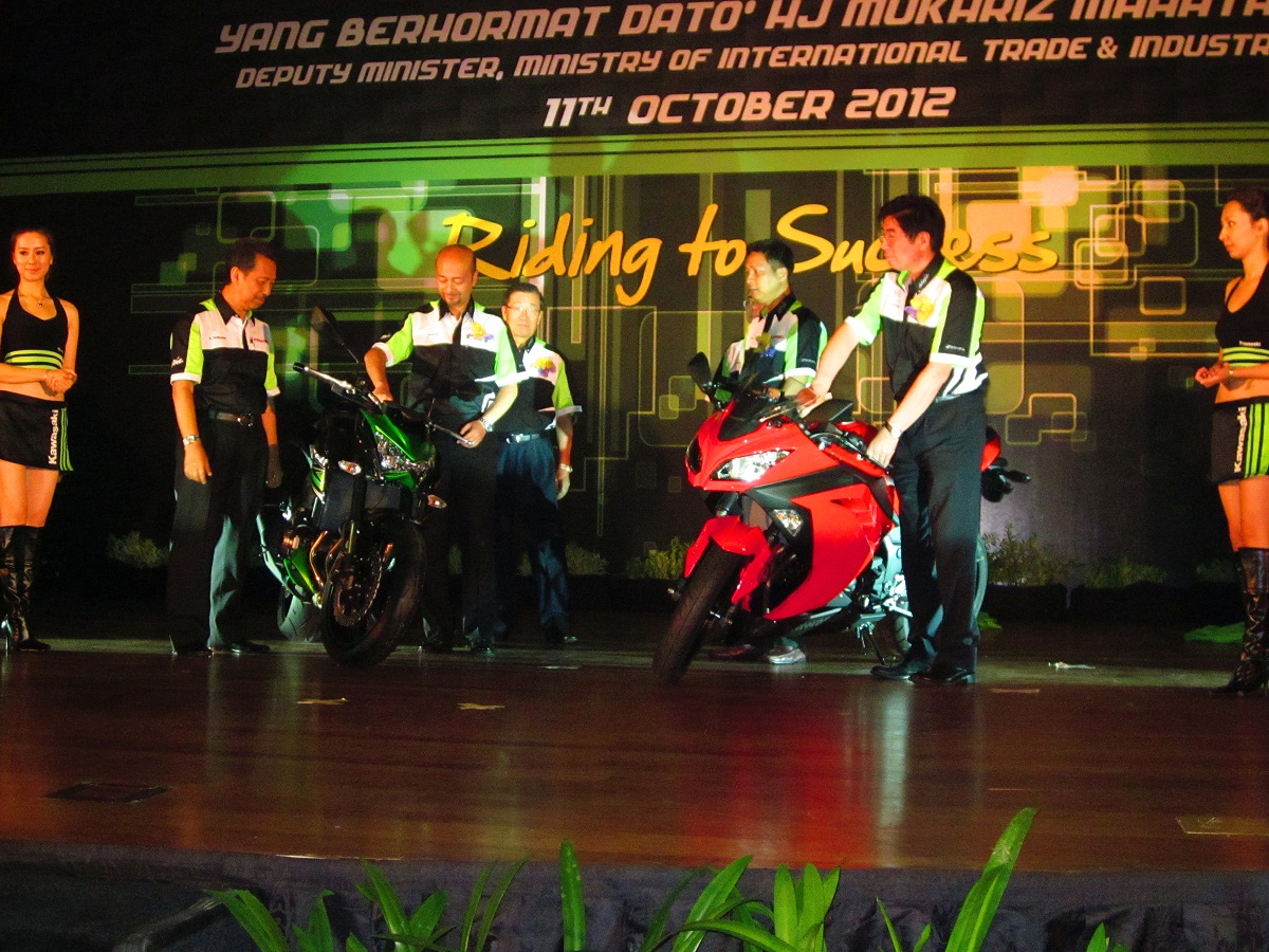 https://blogger.googleusercontent.com/img/b/R29vZ2xl/AVvXsEgxjQ54zdfR0M3Z-MX3UlJyO1A2xqPuaZN50zeMdEKBal5pyMok4axvwESWjo2vQxoUIOyK3F0wzF4tlu8QrlkmQhRMld1myOJSLztnsgigxySy1NpPPplAwilhcvKSiwawW1ktv6V0WcPK/s1600/Kawasaki-Ninja-250R-Z800-launch-in-Malaysia+2013.jpg
