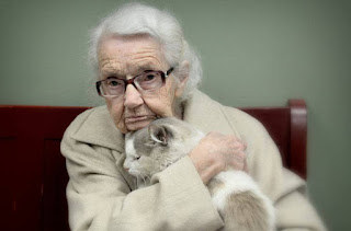 Mujer de 102 años se enamora de gato de refugio... y el momento capturado es hermoso
