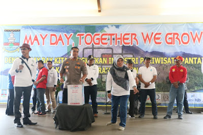 Ribuan Buruh Peringati May Day di Anyer, Kapolda Banten Ajak Masyarakat Bangkitkan Pariwisata