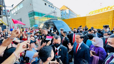 Cerita Ratusan Masyarakat Indonesia Sambut Kedatangan Presiden Jokowi di Jerman dengan Yel-Yel