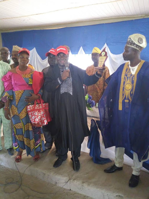 Imeko Afon Students honour Jagunmolu Omoniyi in Ogun