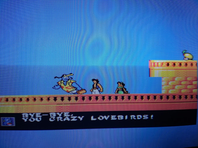 Captura de pantalla del final del videojuego de Master System Aladdin donde vemos al genio despidiéndose de Aladdin, Jasmín y el sultán