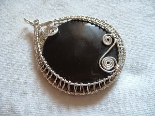 http://flight-fancy.blogspot.co.uk/2010/07/wire-wrap-woven-pendant-tutorial-part-1.html